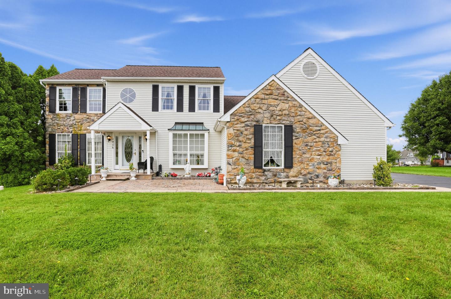 1406 Bentley Dr — photo