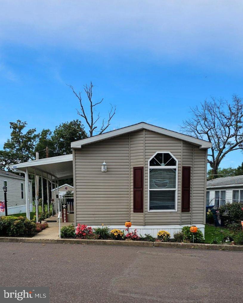 1033 Pine Cir — photo