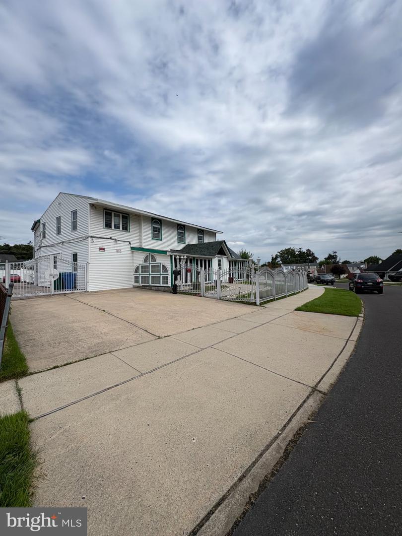 10 Middle Road, Levittown, PA 19056