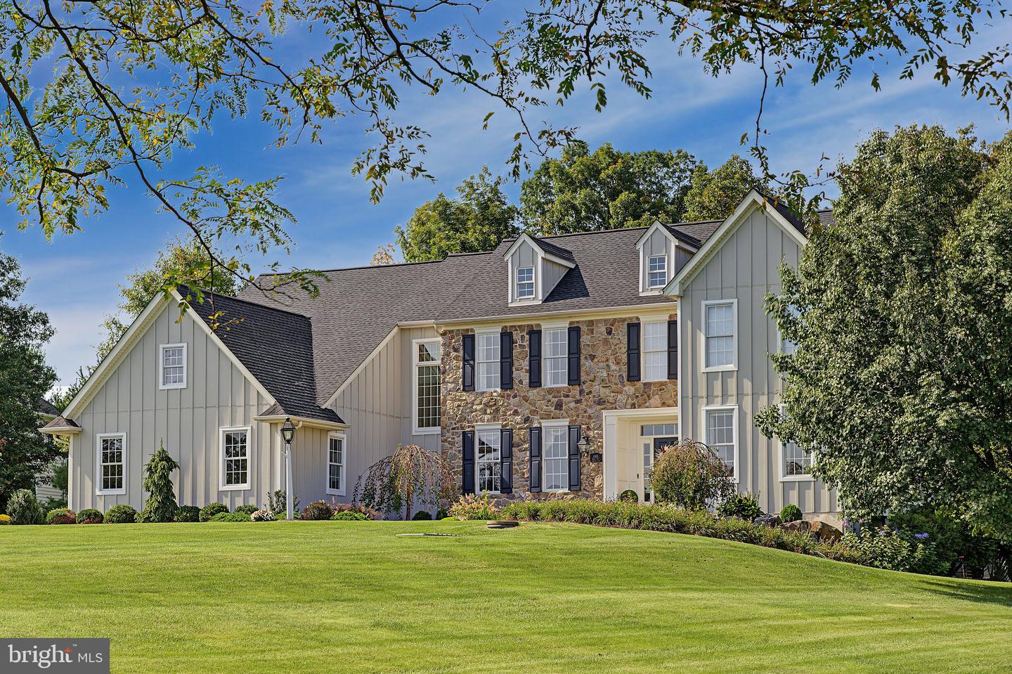 1102 Briar Way — photo