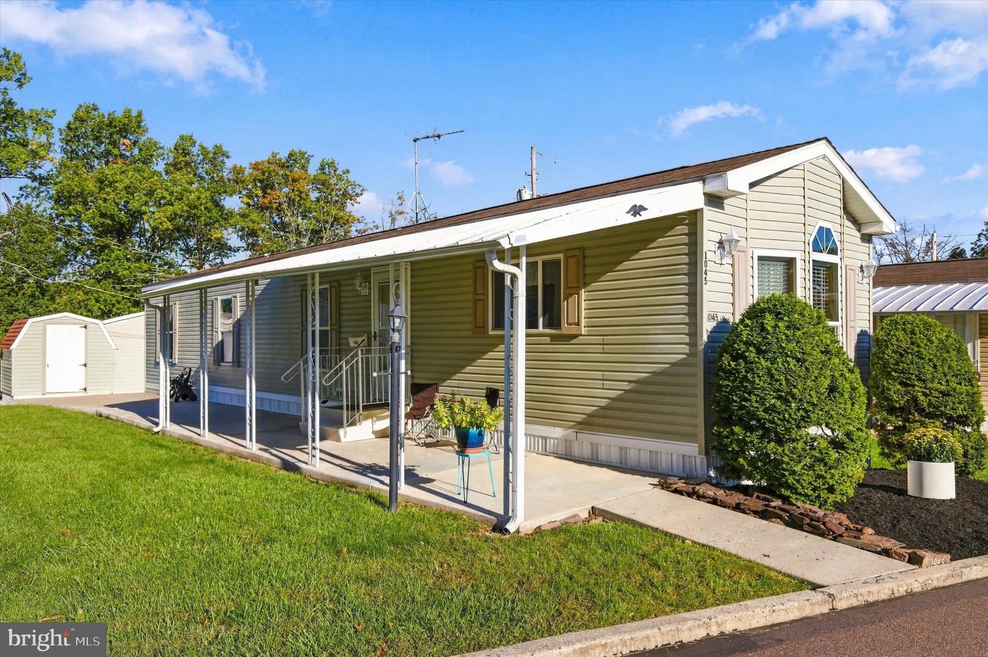1045 Pine Cir — photo