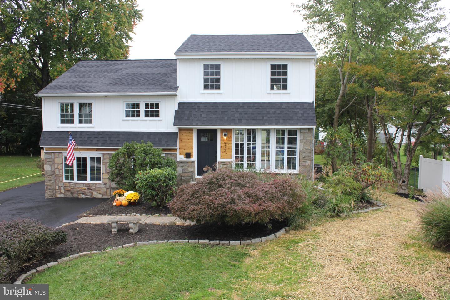 972 Windsor Rd — photo