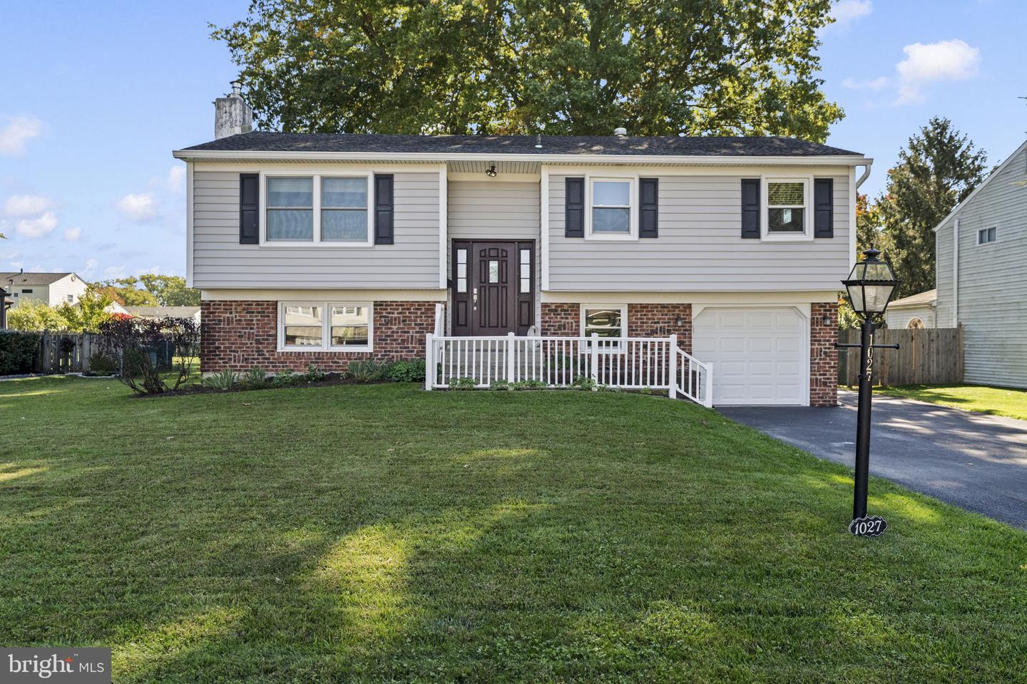 1027 Oakwood Dr — photo