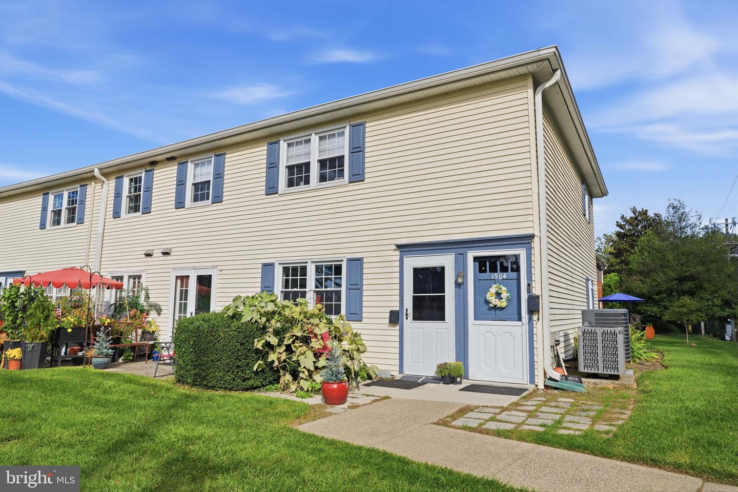 1504 Yardley Cmns — photo