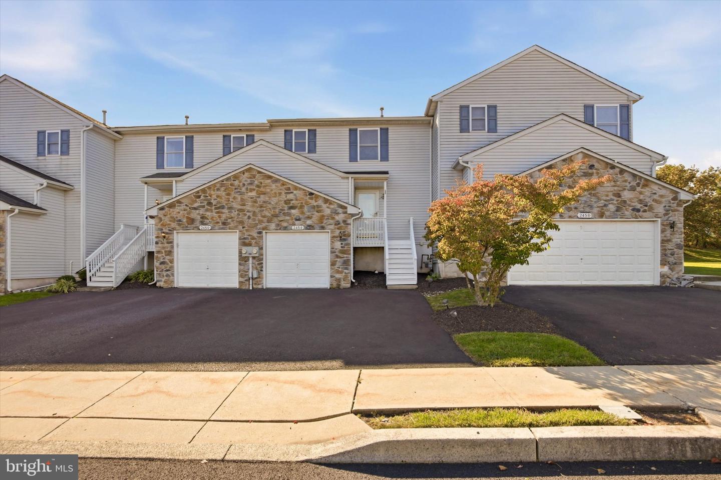 2454 Greenview Cmns — photo