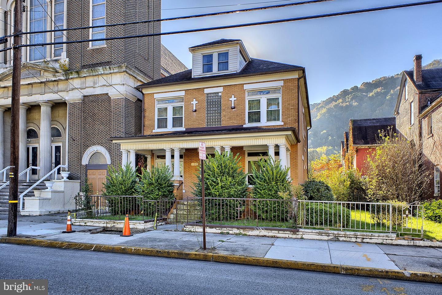 606 Maple Ave — photo