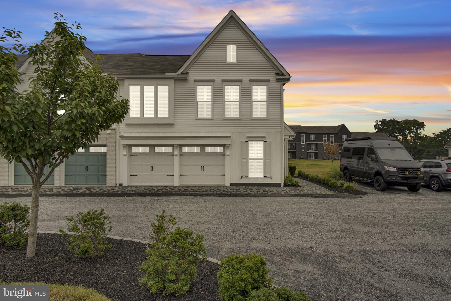 1319 Arlington Way — photo
