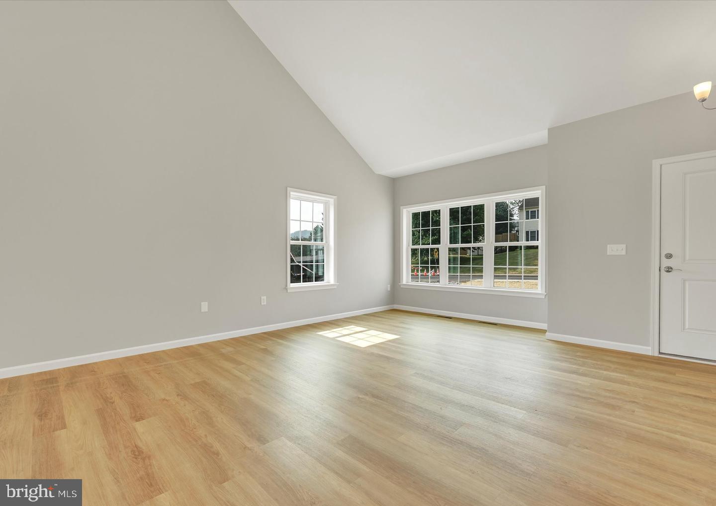 8 Lantern Ct — photo