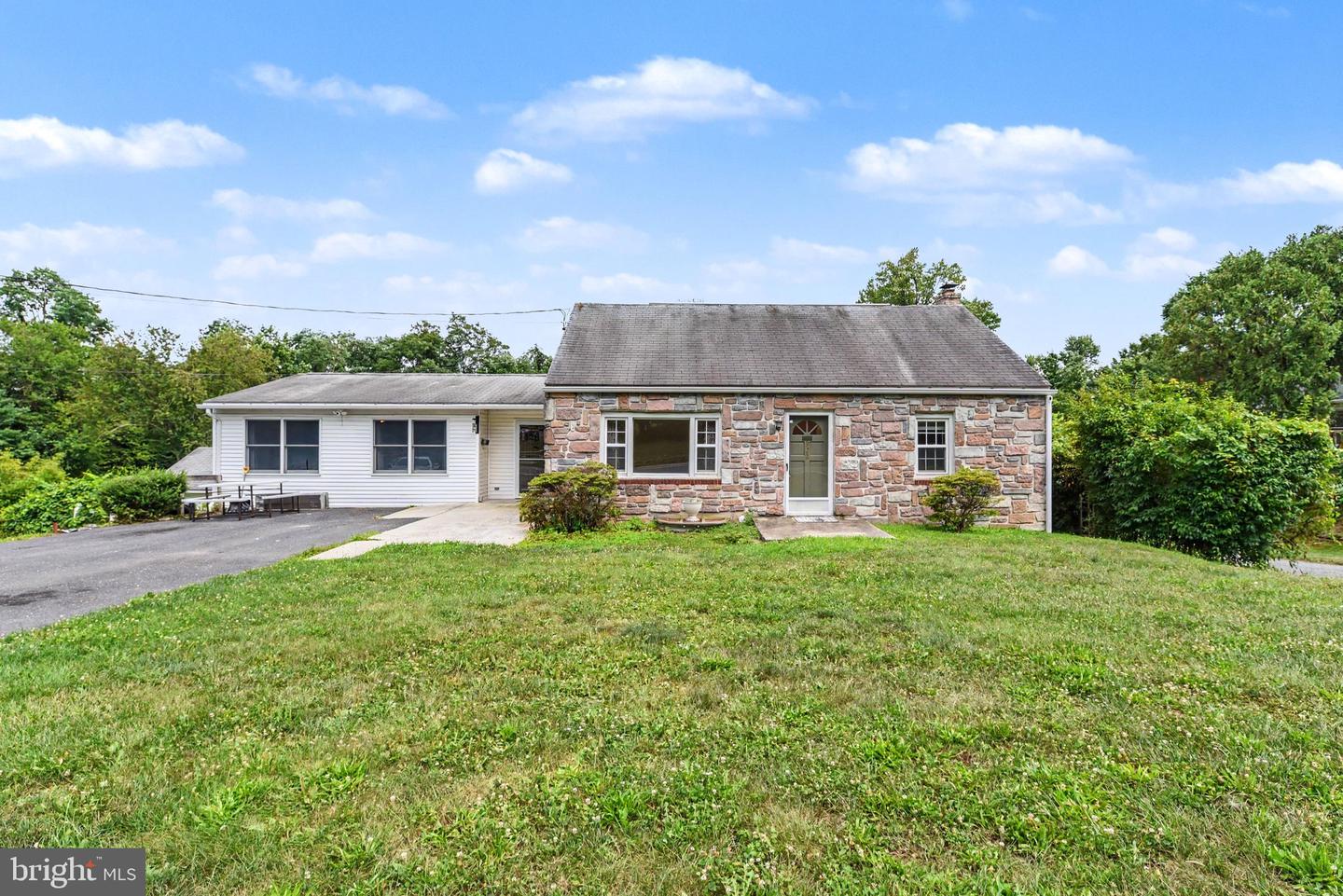 922 Valley Rd — photo