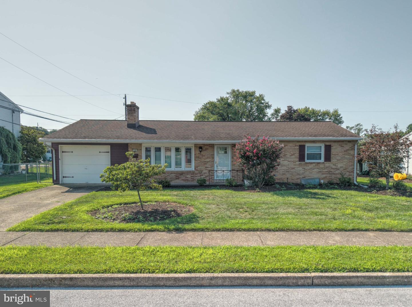 320 Belaire Dr — photo