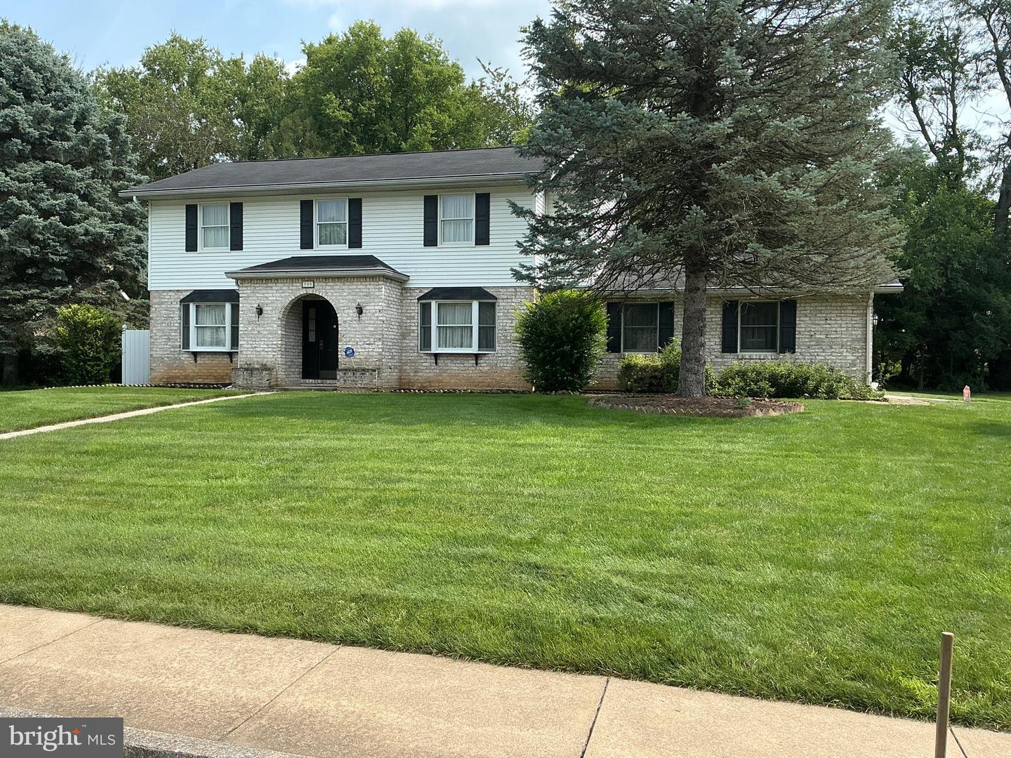 743 Sherwood Dr — photo