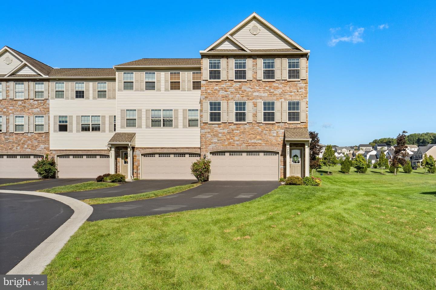 727 Jonathan Ct — photo