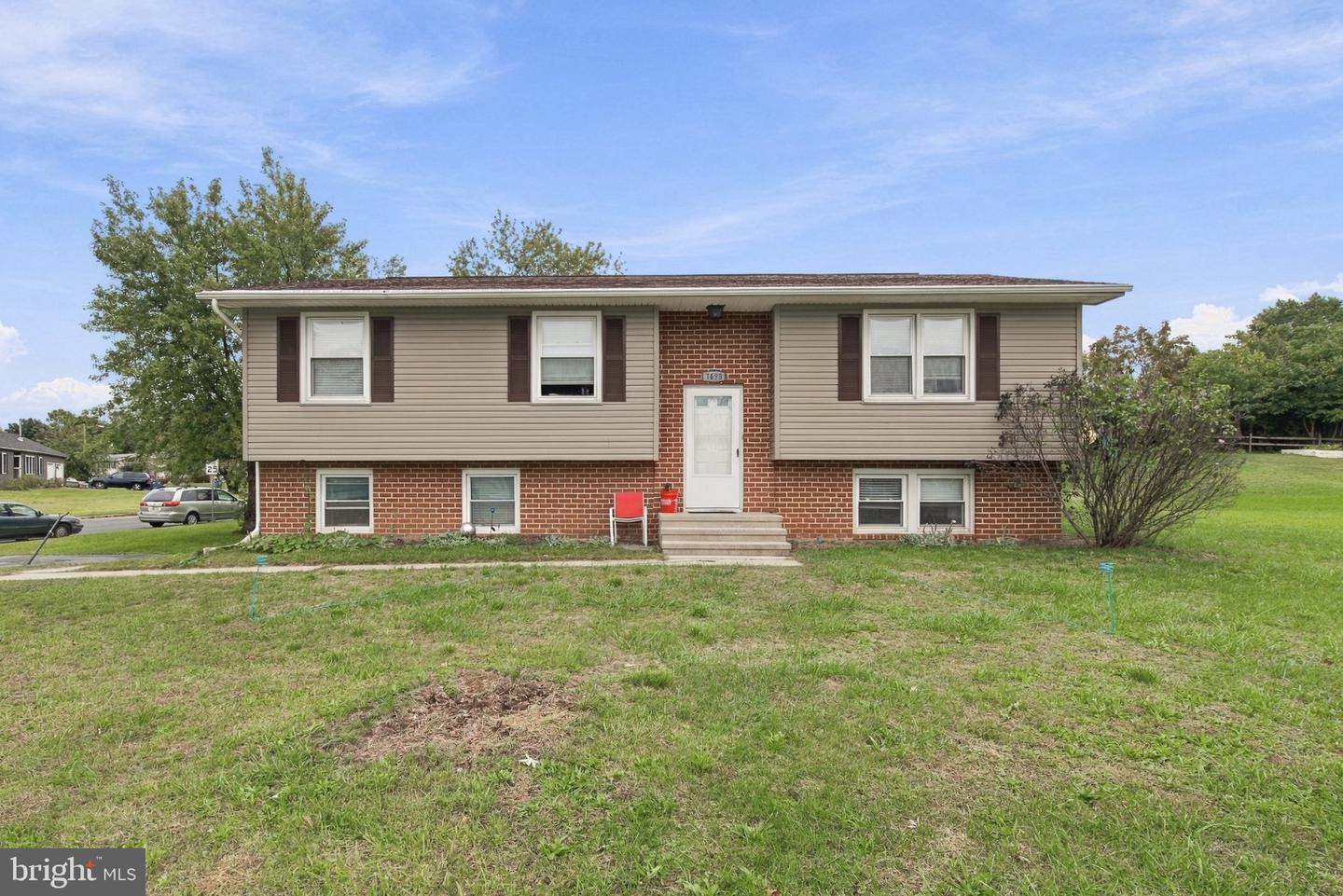 1695 Douglas Dr — photo