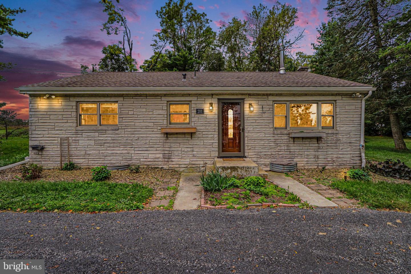 201 Marsh Dr — photo