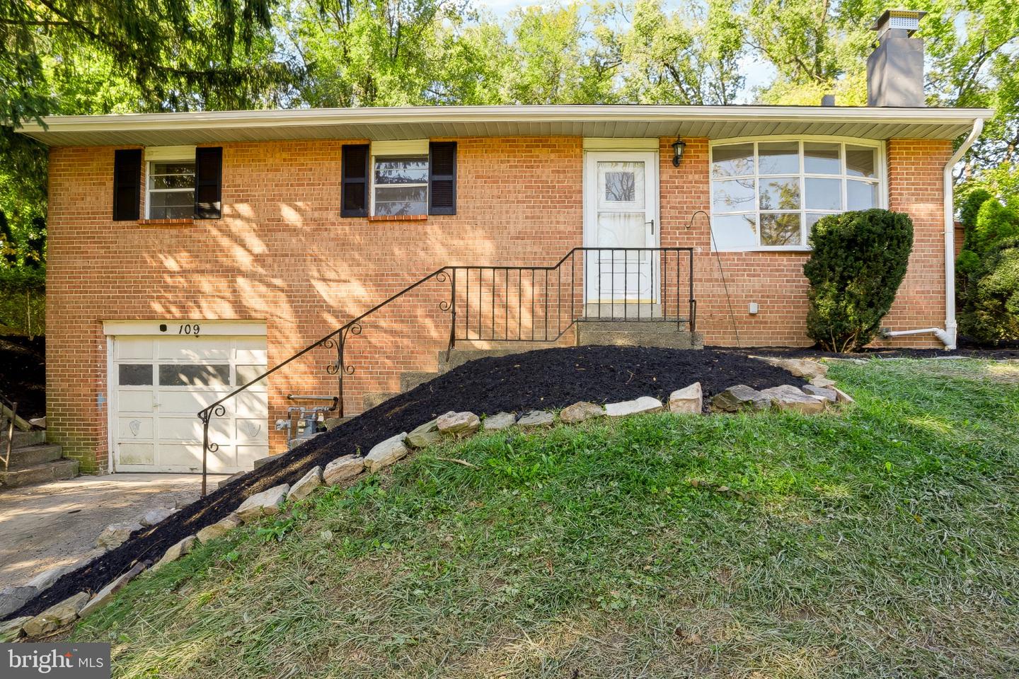 109 N Sporting Hill Rd — photo