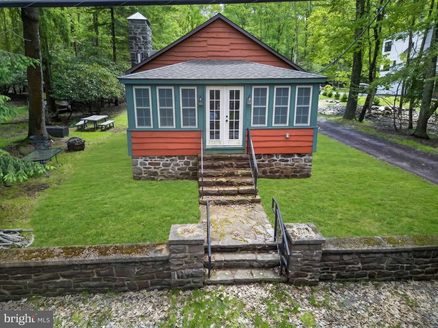 121 S Lake Dr — photo