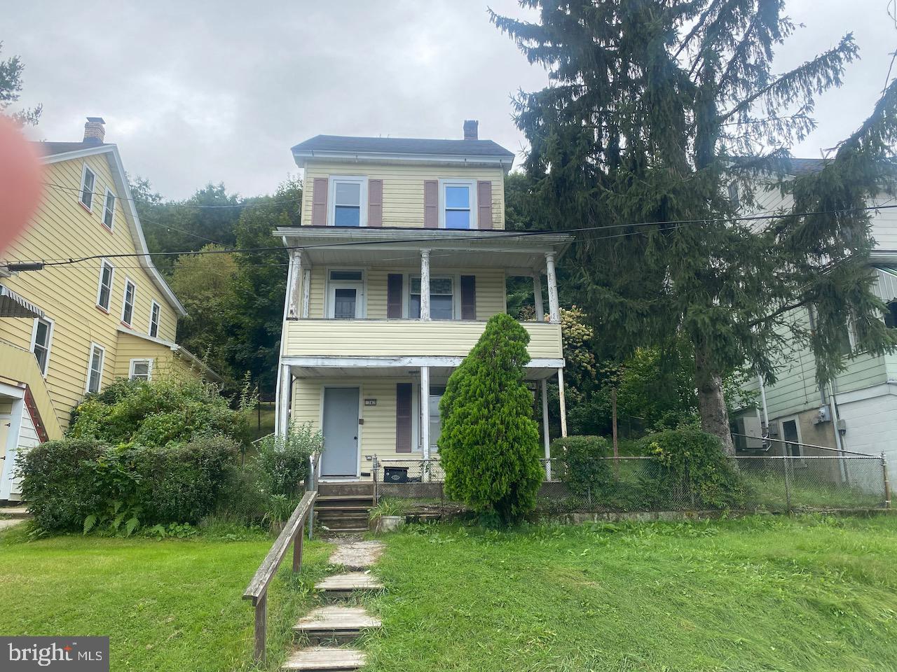 347 E Railroad St — photo