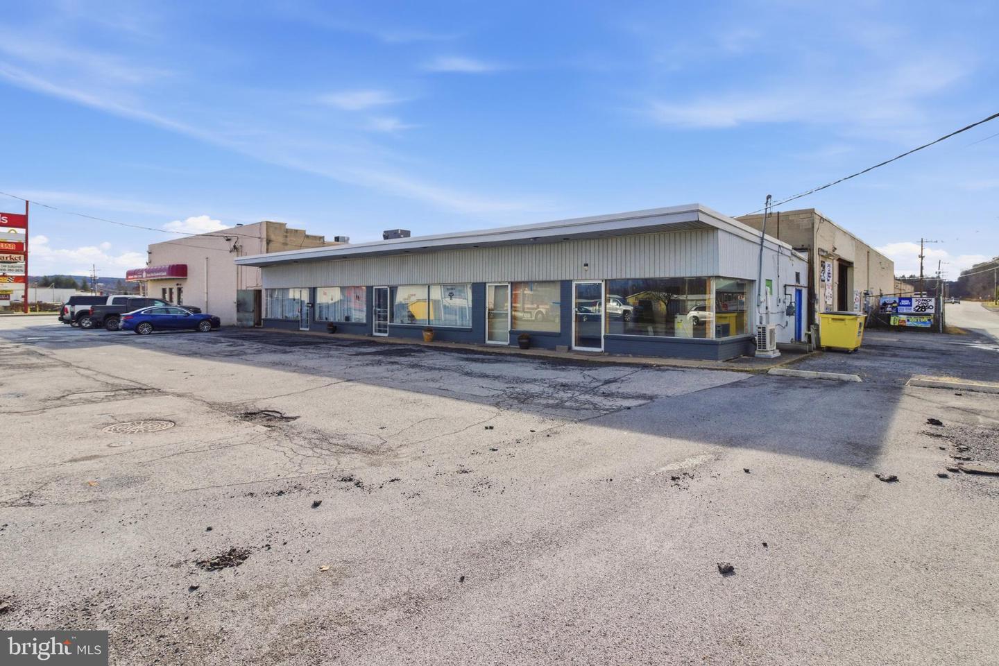 1081 & 1083 N Front Street — photo