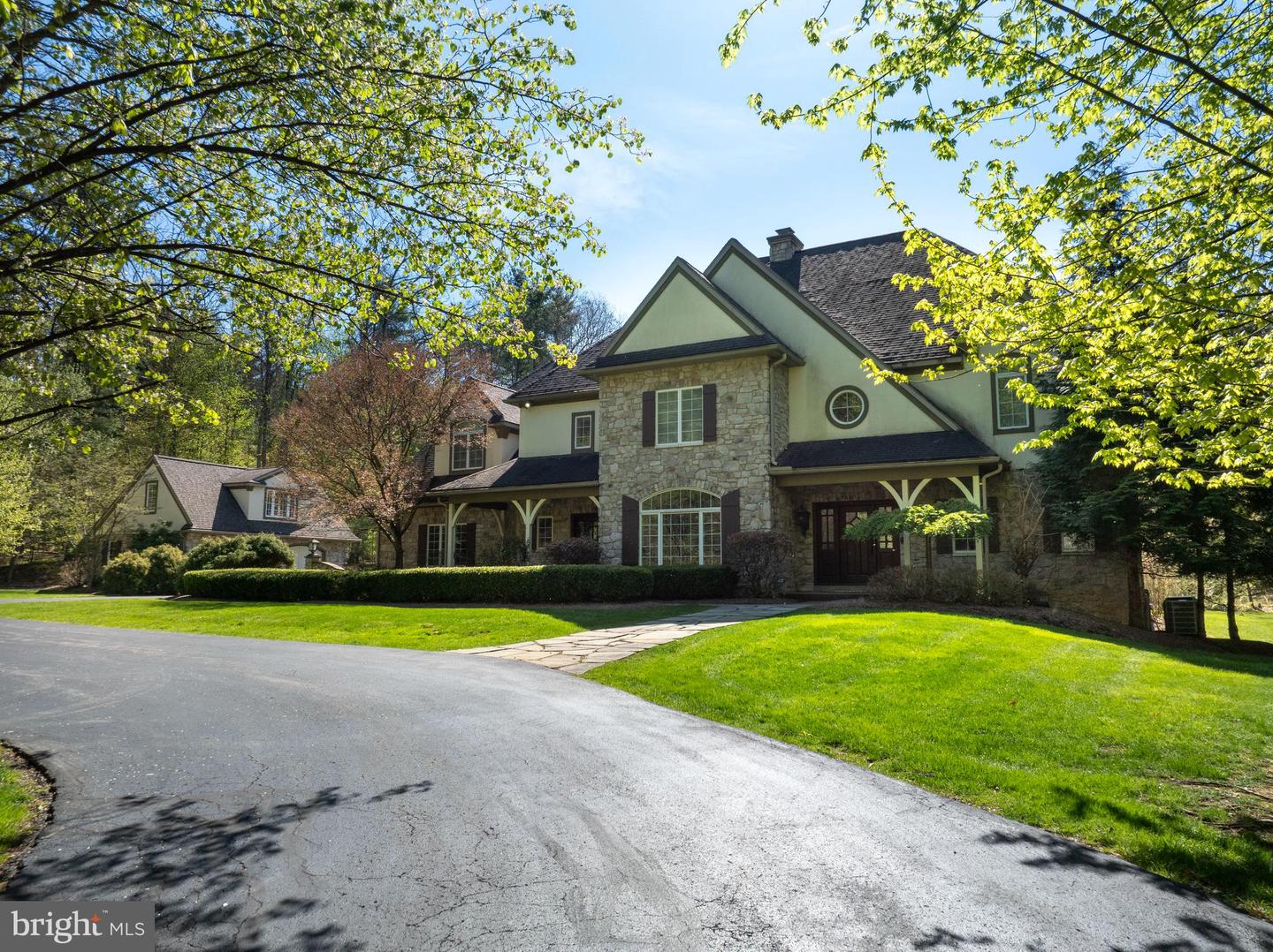 157 Manhasset Ct — photo