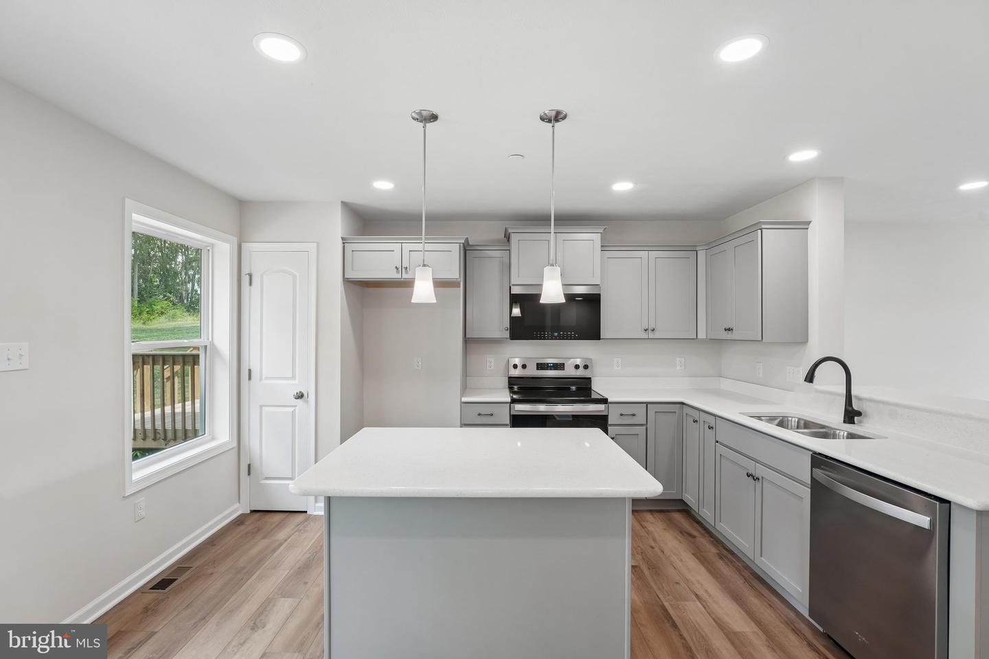 182 Highpoint Park Dr — photo