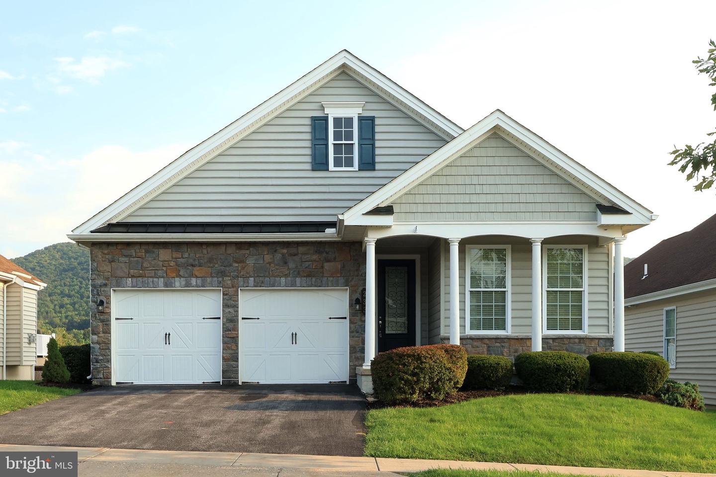 233 Beacon Cir — photo