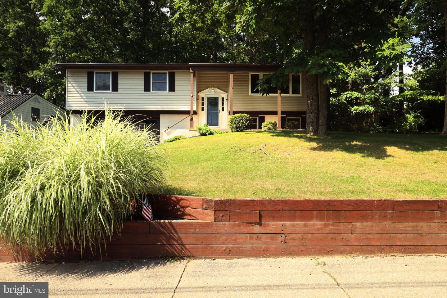 667 Devonshire Dr — photo
