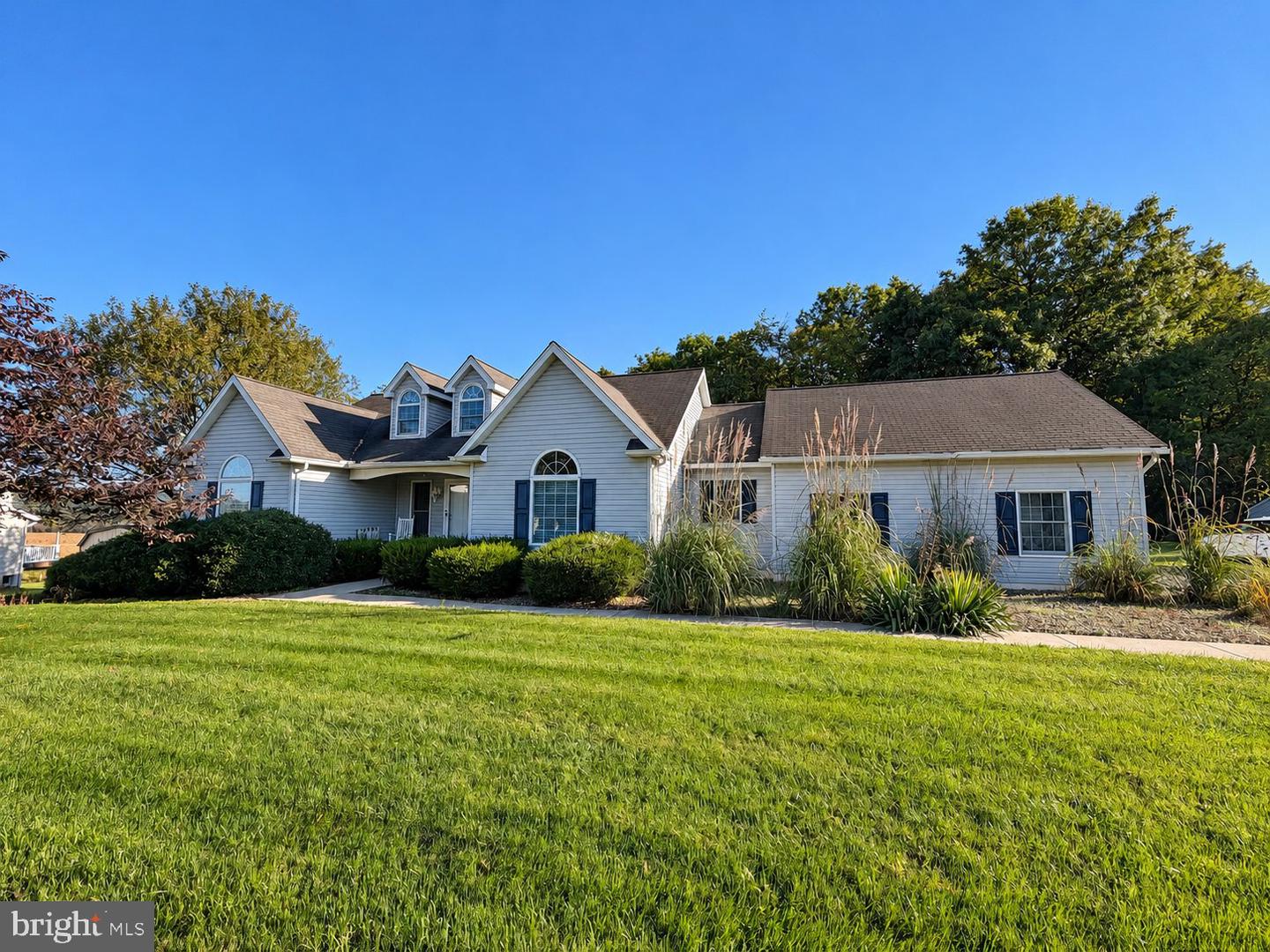 1051 E Springfield Dr — photo