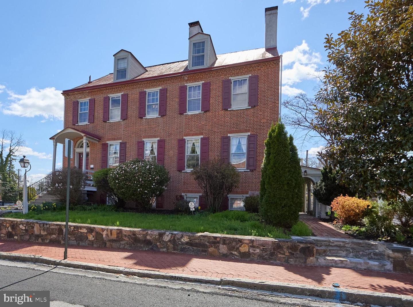 26 W Union St — photo
