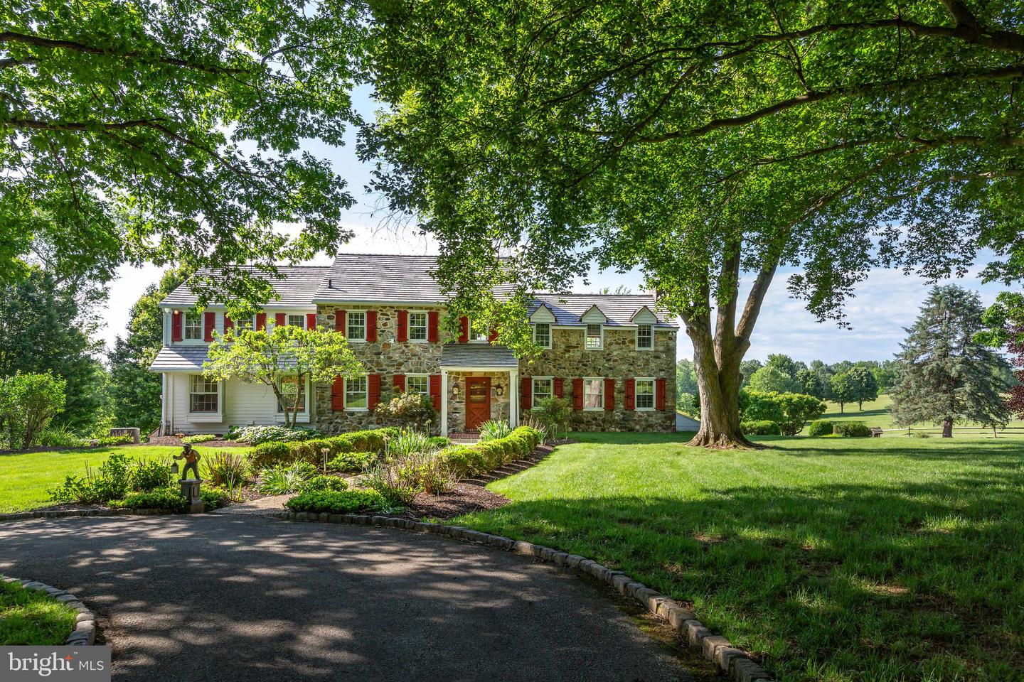 137 Davis Rd — photo