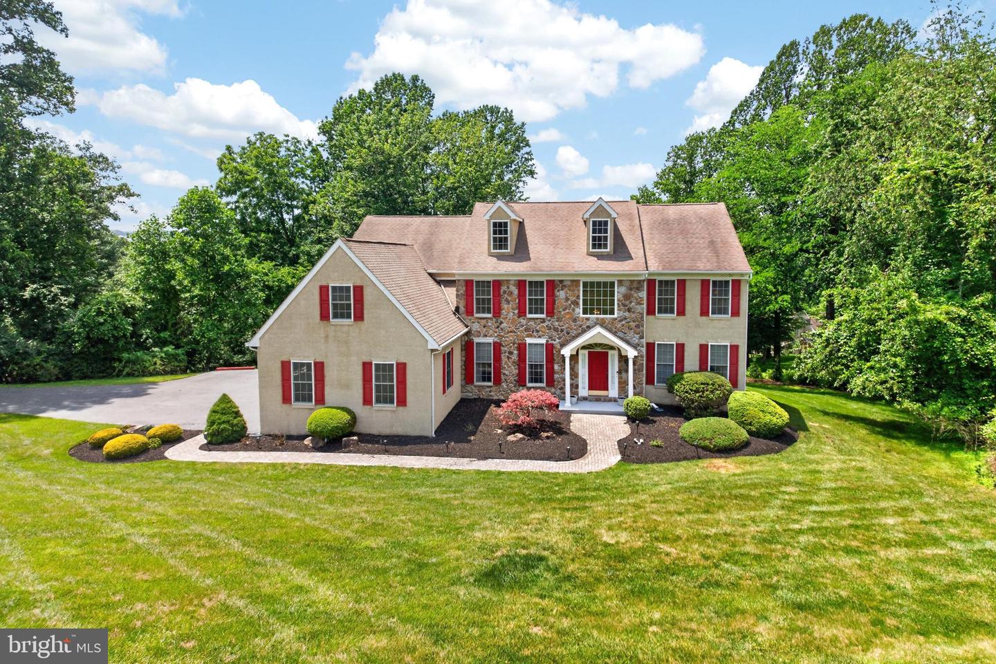 904 Victoria Ct — photo