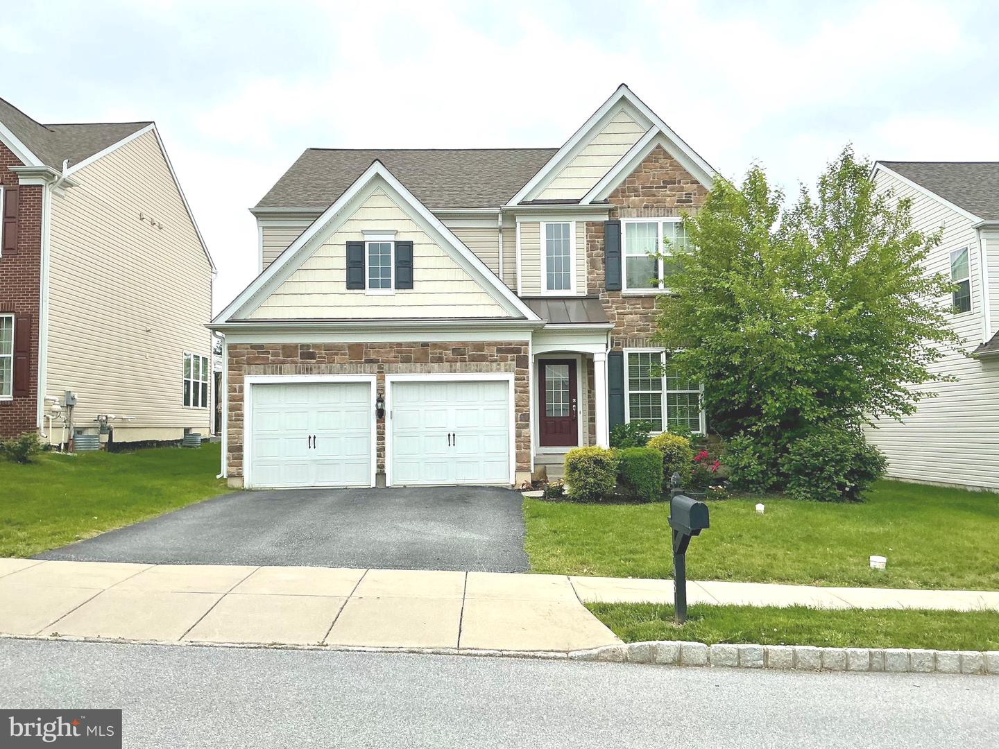 608 Empire Dr — photo