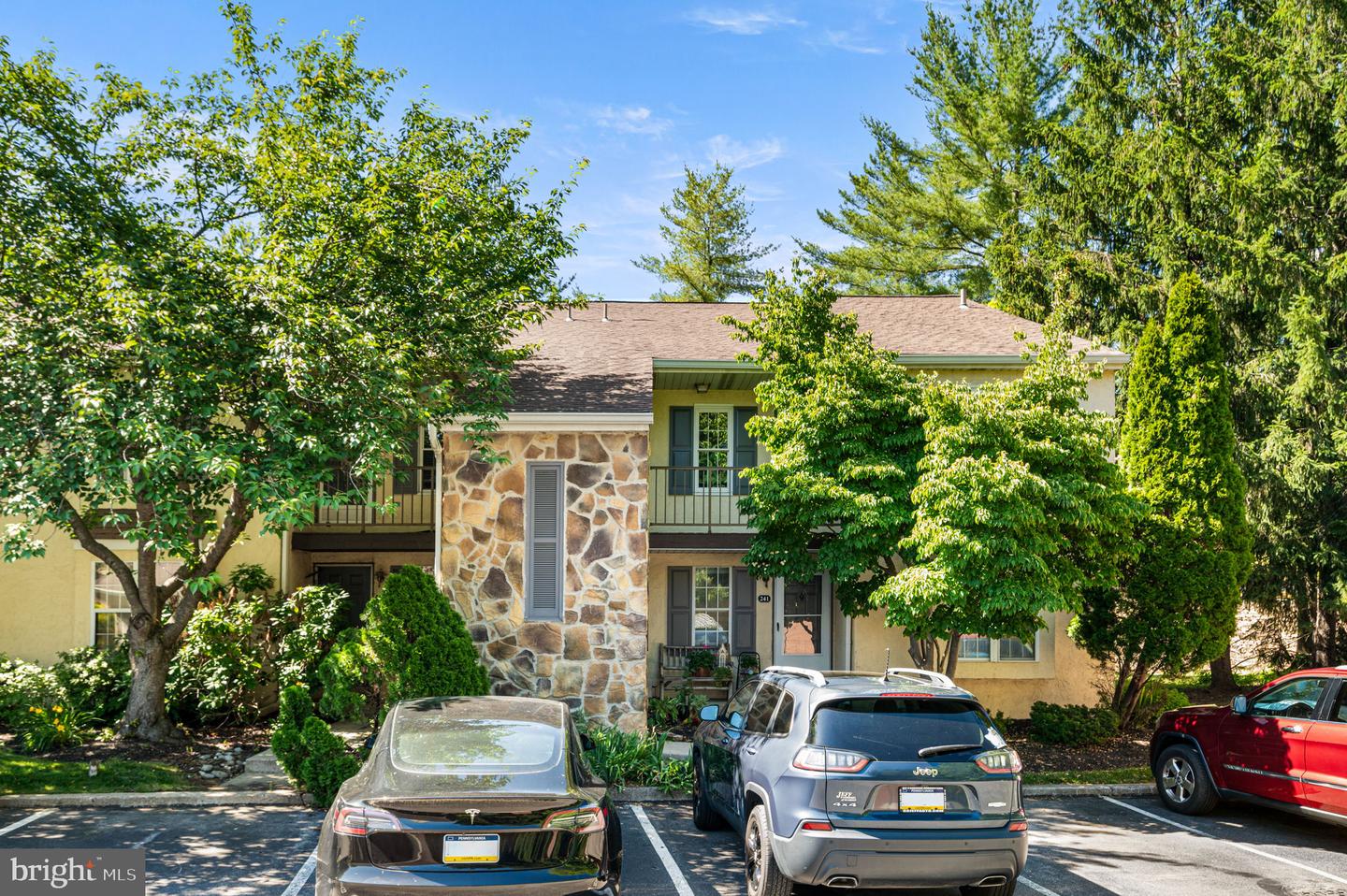 242 Valley Stream Ln — photo
