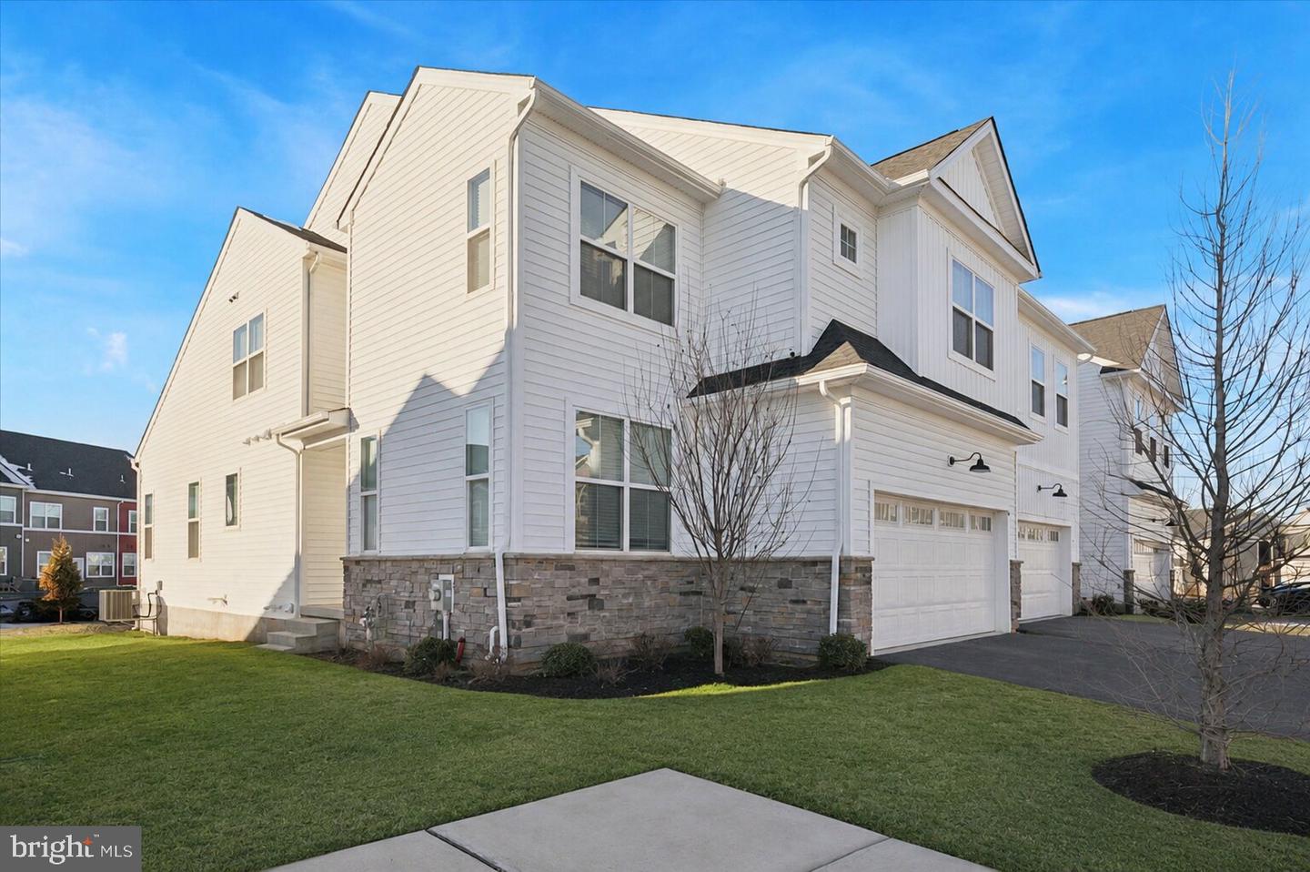 10 Ladbroke Dr — photo