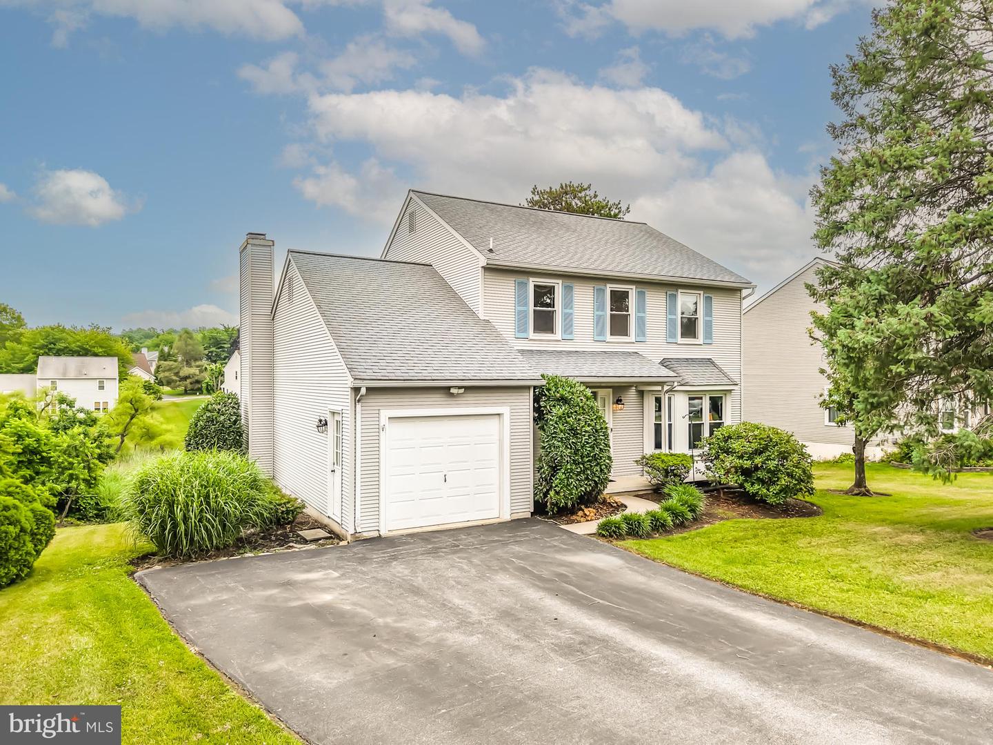557 Summercroft Dr — photo