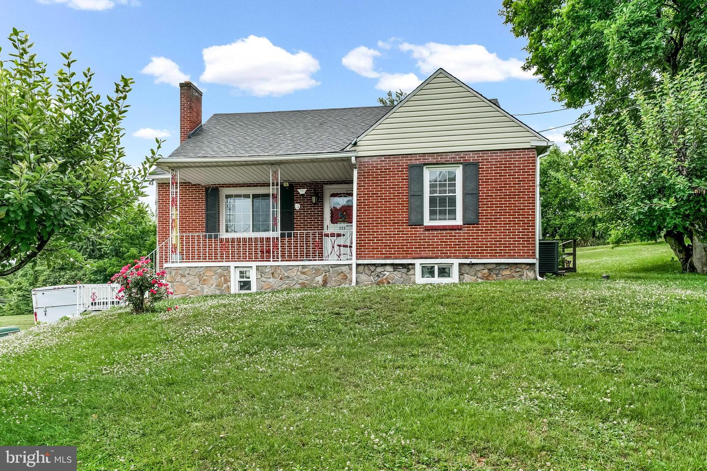 253 N Guernsey Rd — photo