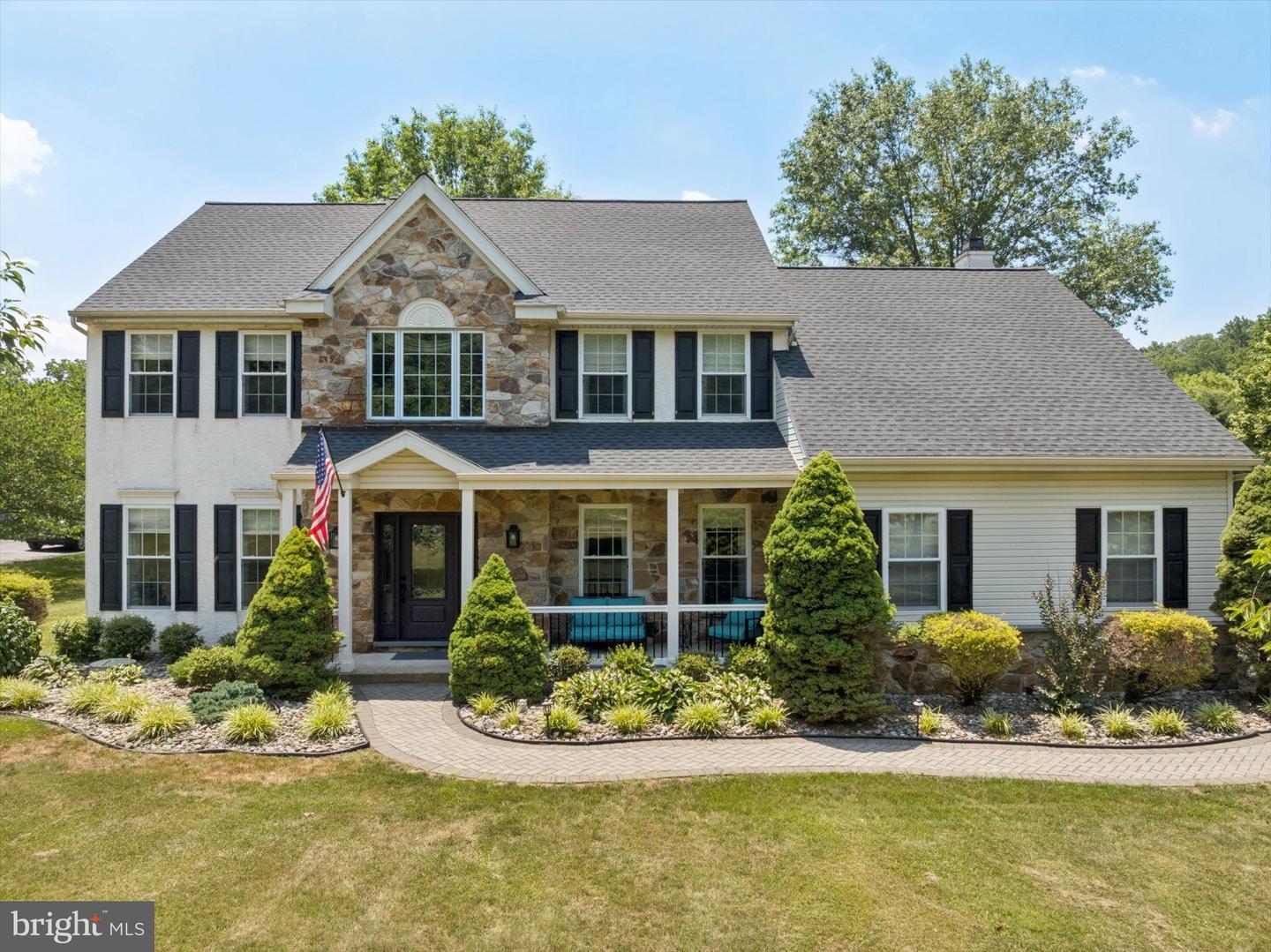 109 W Clay Creek Ln — photo