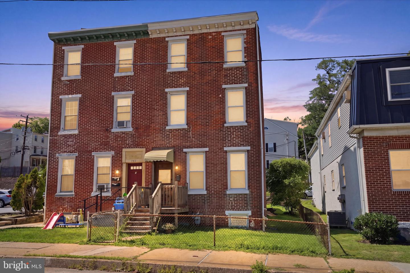 251 E Market St — photo