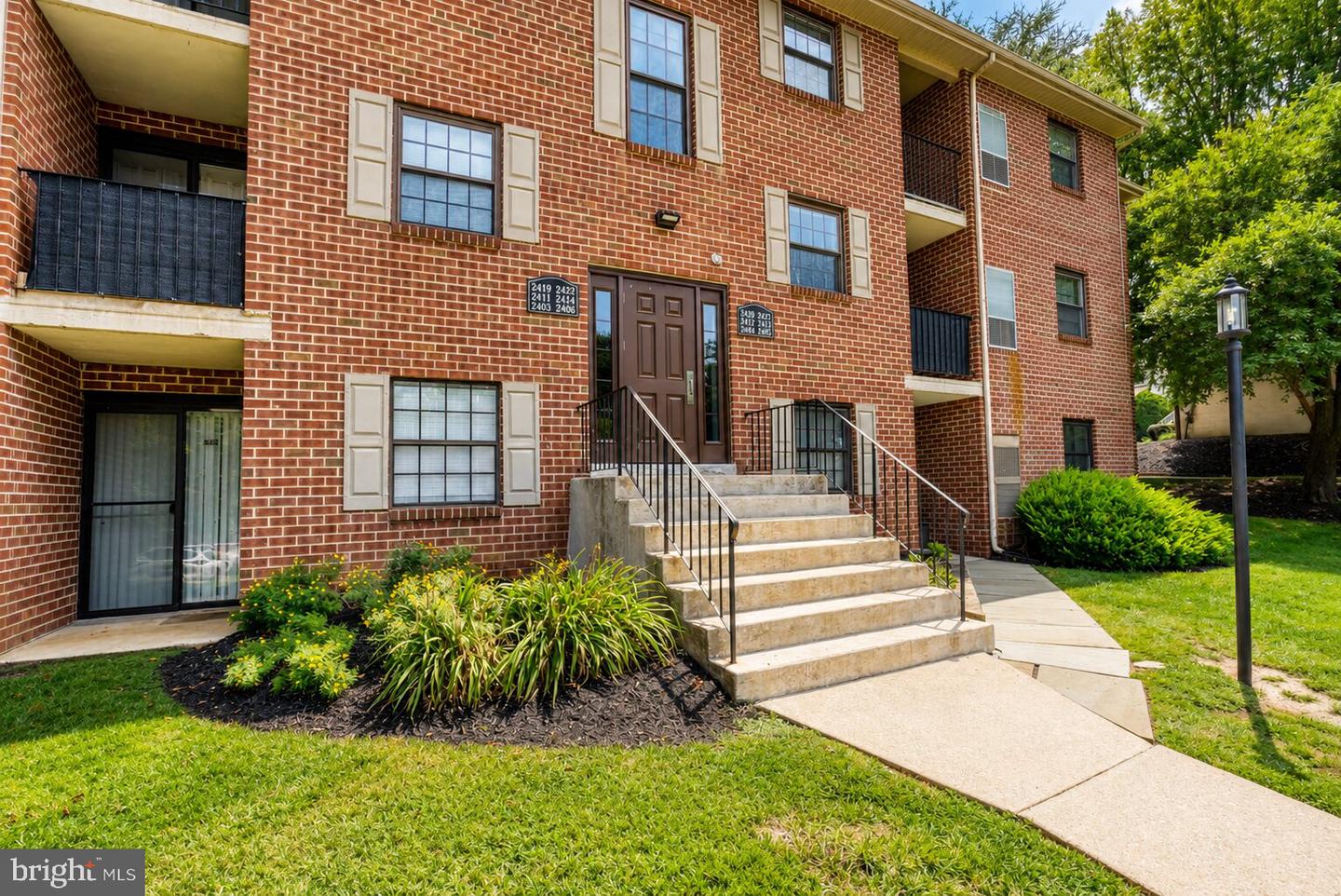 2419 Pond View Dr — photo