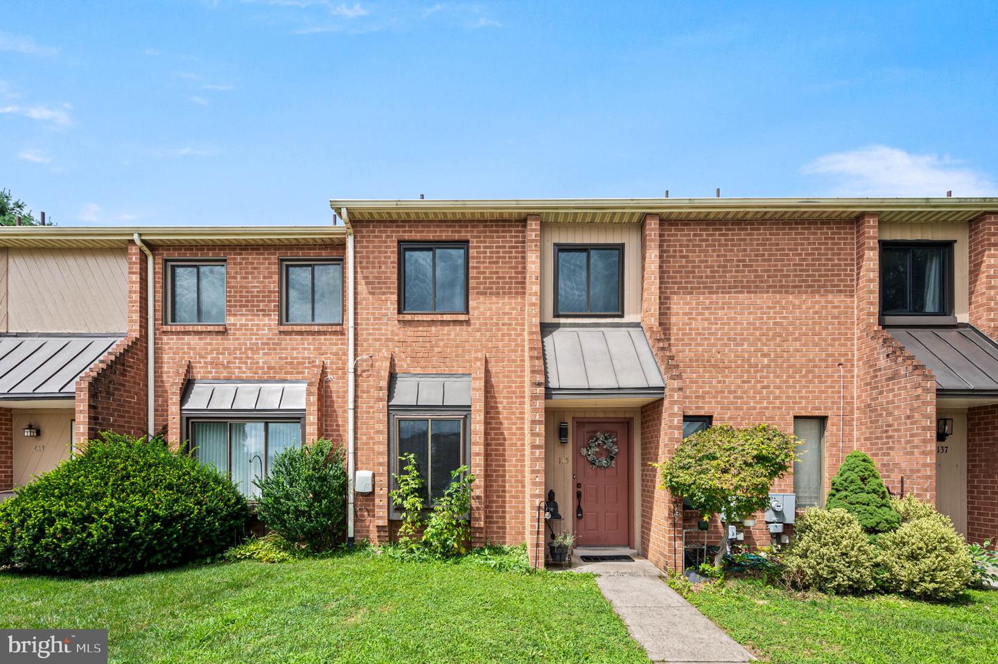 135 Caernarvon Ct — photo