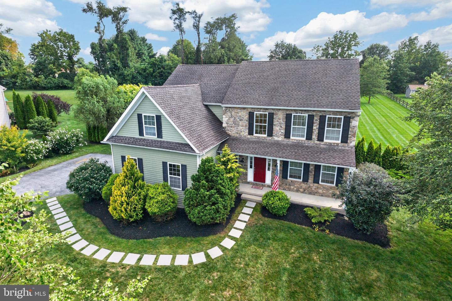 16 Michael Ct — photo