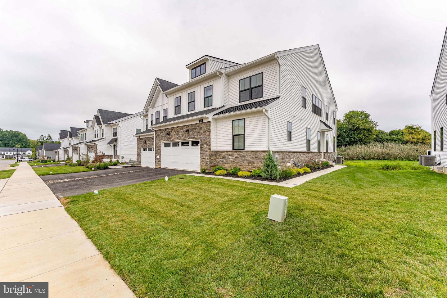 544 Anfield Rd — photo