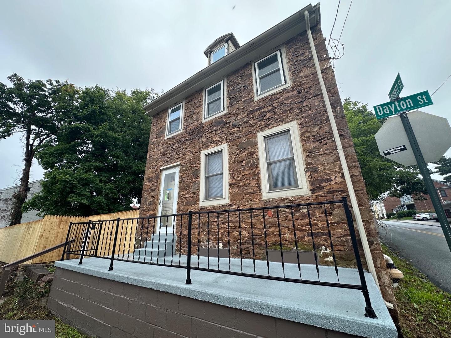 240 Dayton St — photo