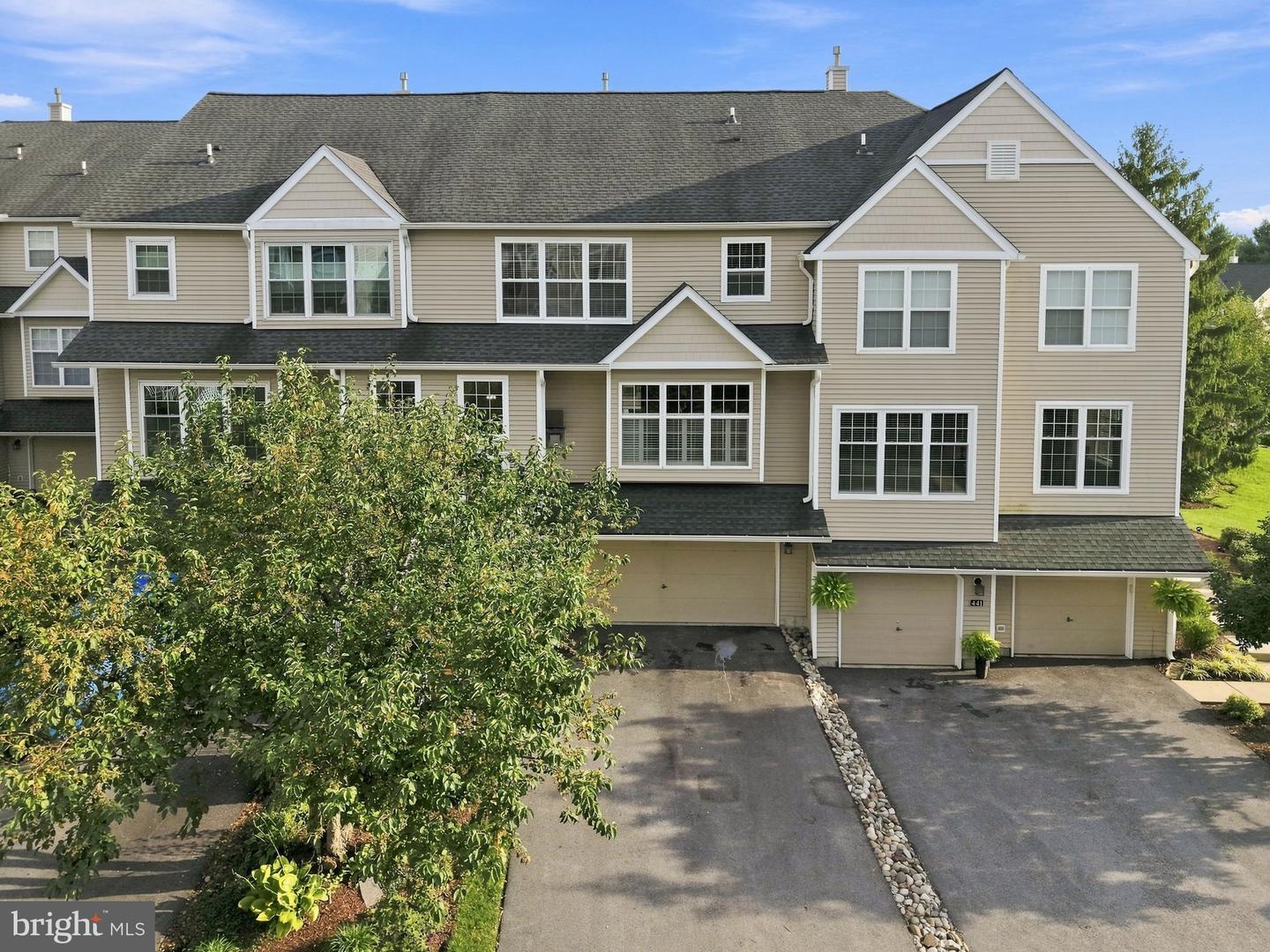 439 Lake George Cir — photo