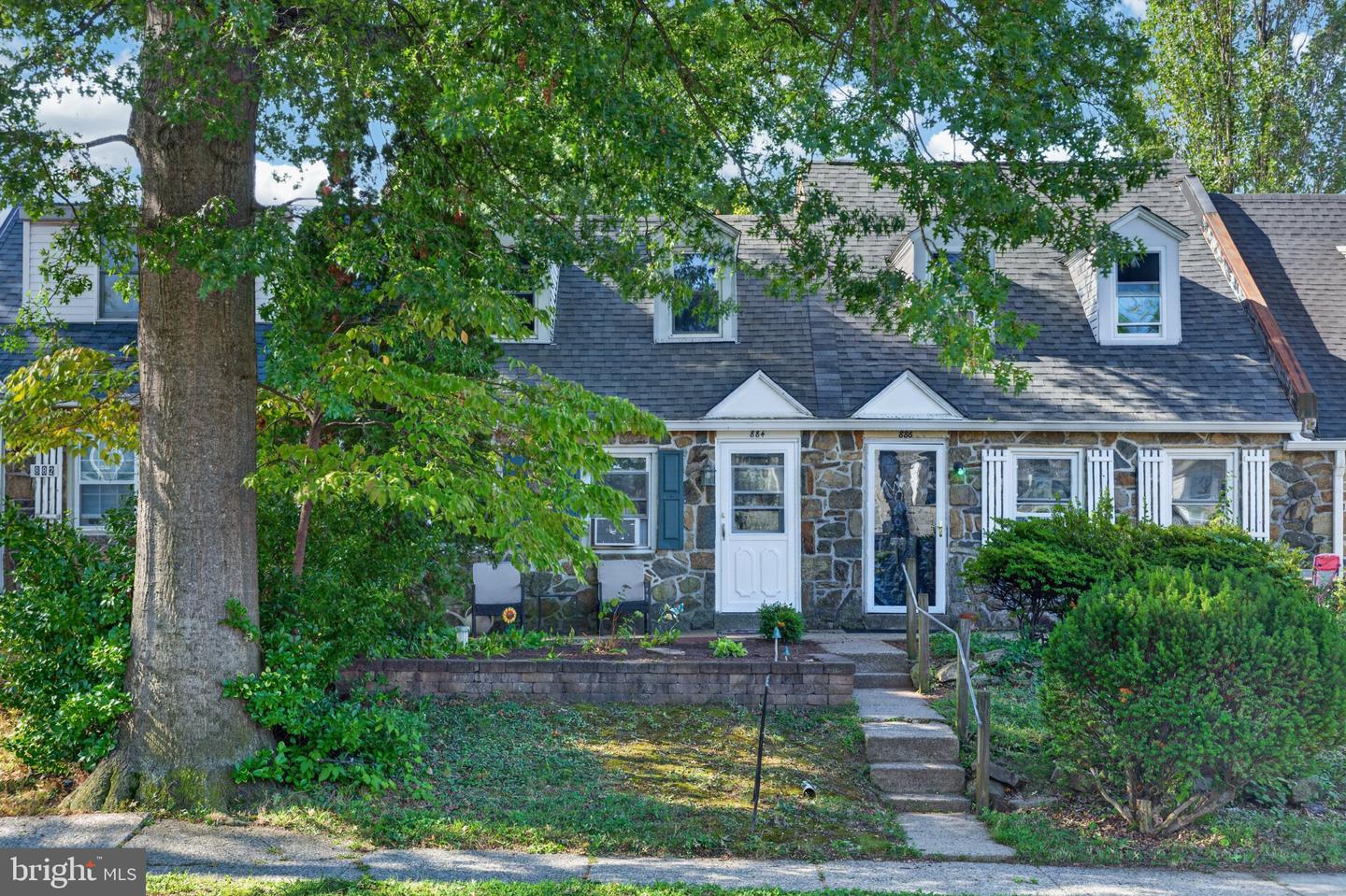 884 Woodlawn Ave — photo