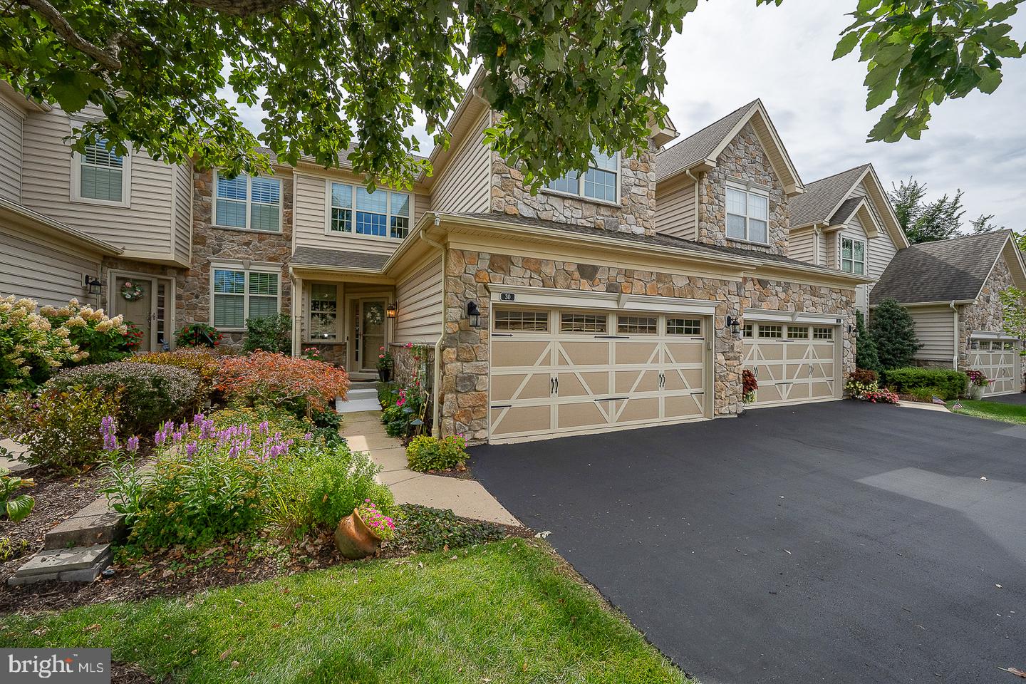 30 Tulip Dr — photo