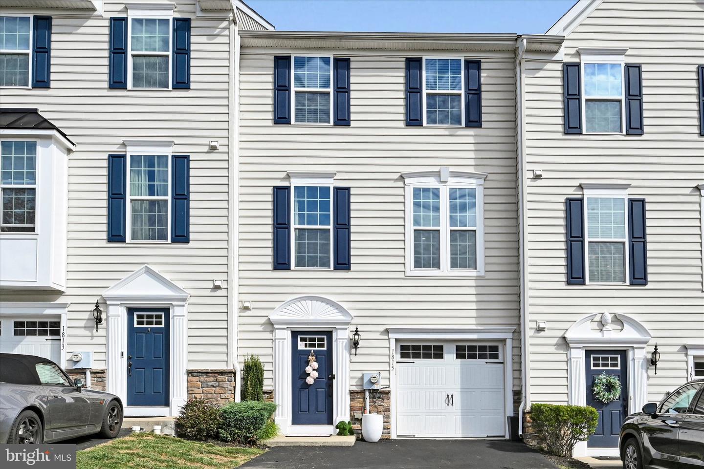 1815 Honeysuckle Ct — photo