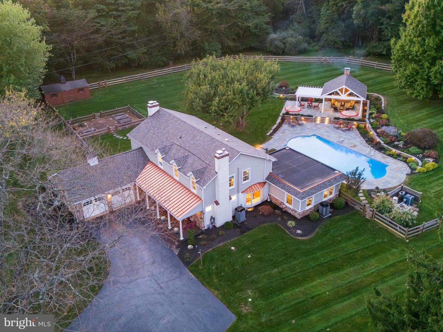935 Skyline Dr — photo