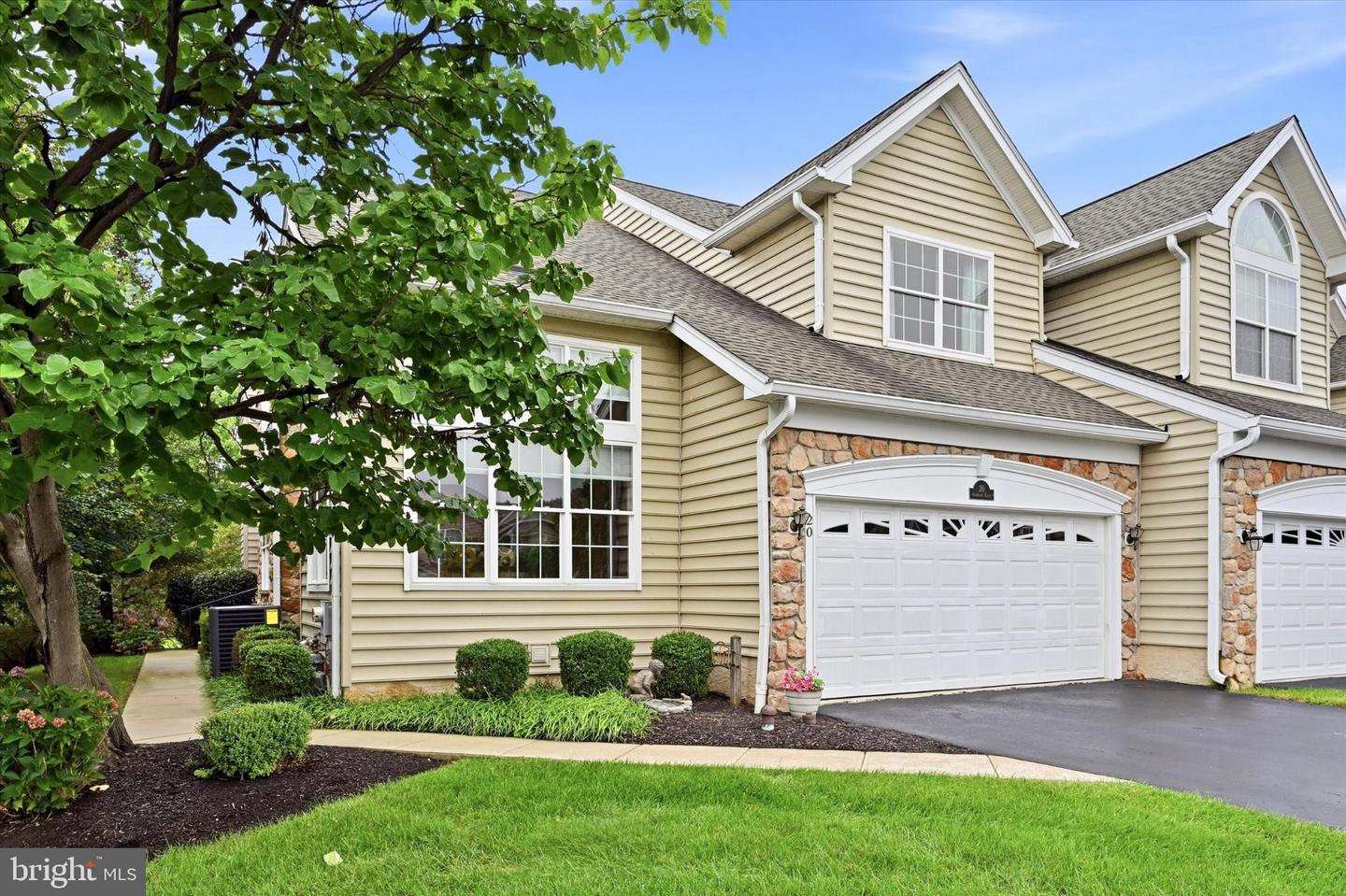 20 Oakbrook Ct — photo