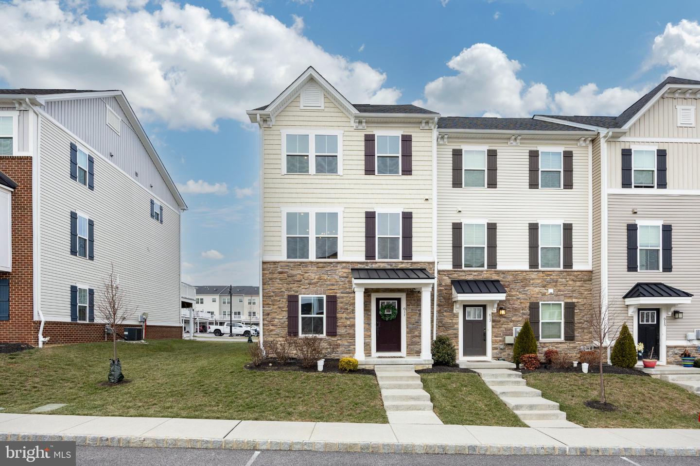 611 Holywell Dr — photo