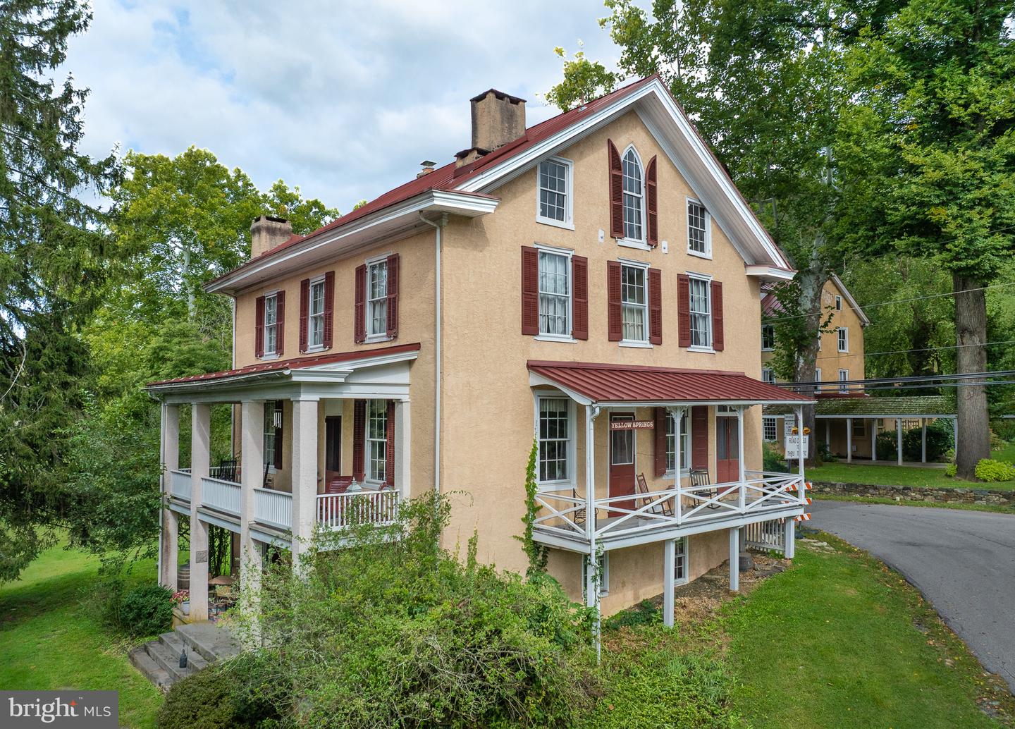 1690 Yellow Springs Rd — photo